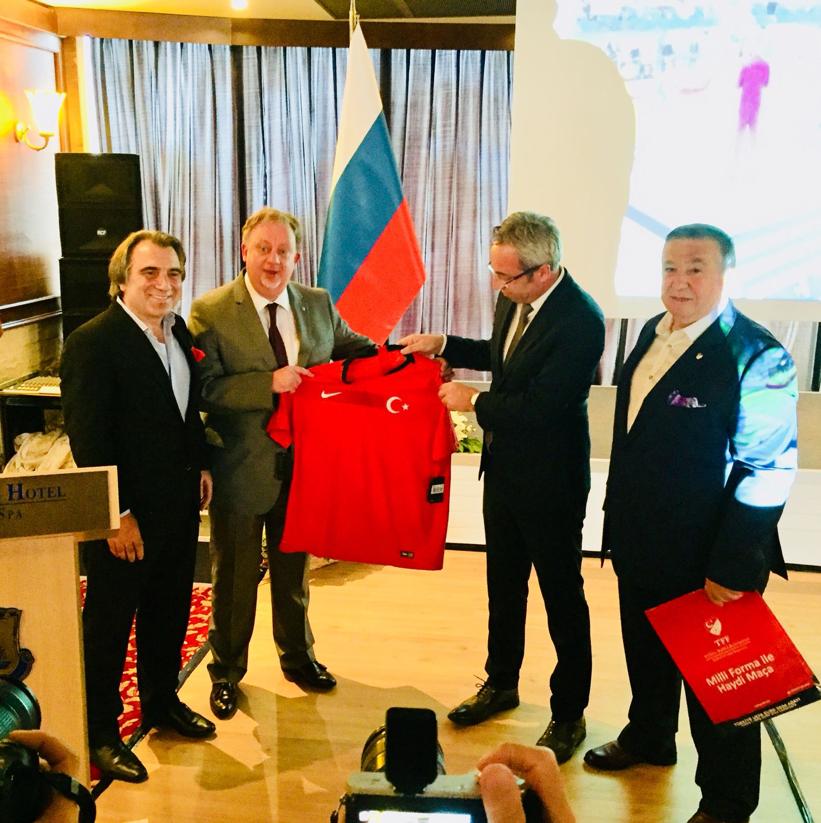 Rus Konsolosuna Milli Maç Forması hediye edildi